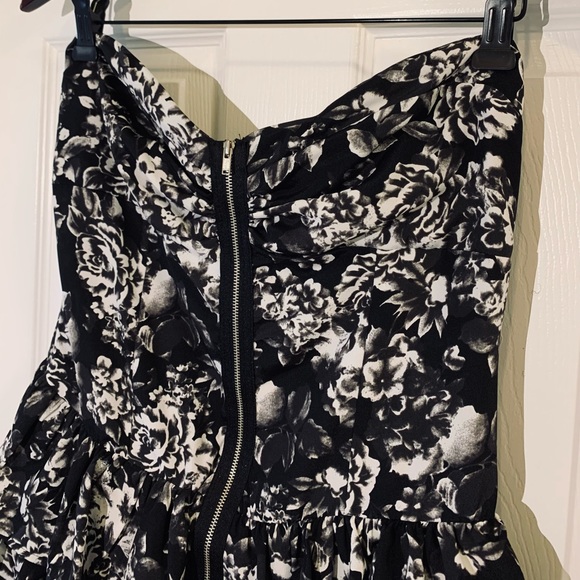 Beautiful mini dress 🖤🤍 - Picture 2 of 9